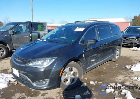 2017 Chrysler Pacifica Touring-L Plus z USA, uszkodzony, nr VIN 2C4RC1EG9HR560174